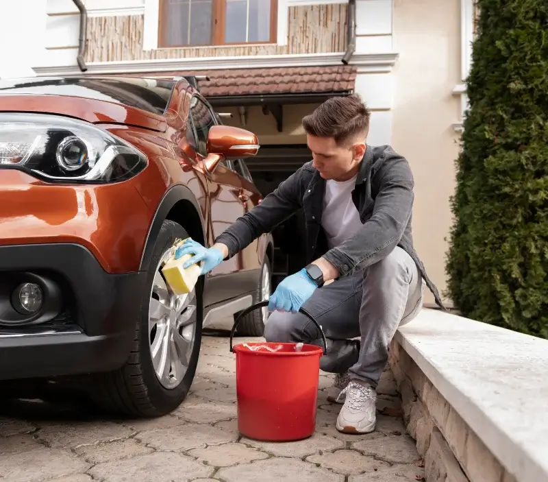 Lavage auto à domicile Les Aspres : professionnel intervenant sur un véhicule